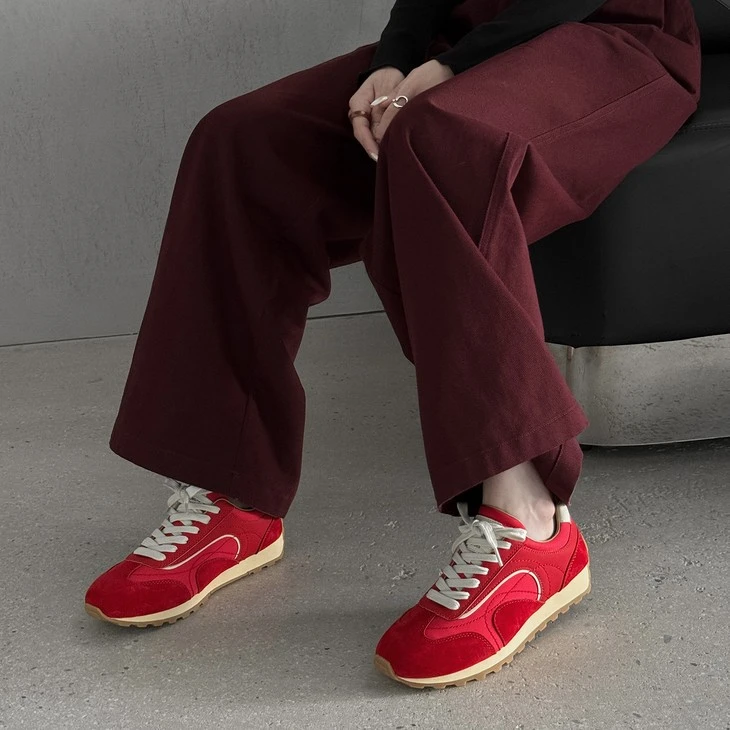 Women's suede retro runner sneakers in red, on foot