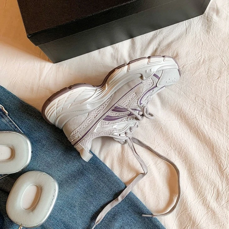 product-1-1 Layered midsole and rubber outsole of chunky platform sneakers
